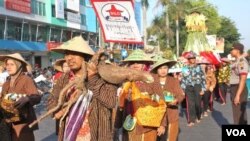 Aksi turun ke jalan ribuan warga Solo mempromosikan makanan sehat (organik) produk lokal (16/10). Aksi ini dilakukan dalam memperingati Hari Pangan Sedunia.