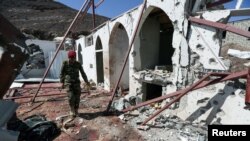 Seorang tentara memeriksa kerusakan di sebuah masjid akibat serangan misil pemberontak Houthi, di Marib, Yaman, 20 Januari 2020. (Foto: REUTERS/Ali Owidha)