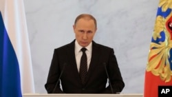 Le président russe Vladimir Poutine donne son état annuel de l'adresse de la nation dans le Kremlin à Moscou , la Russie , le jeudi 3 décembre 2015 . Photo AP