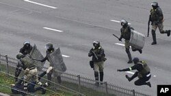 Polisi anti huru-hara Belarus menangkap seorang demonstran dalam unjuk rasa oleh kelompok oposisi menentang hasil pilpres, di Minsk, Belarus, 15 November 2020.