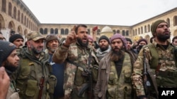 দামেস্কের ওম্যাইয়াদ স্কয়ারে বিদ্রোহীরা বিজয় ঘোষণা করছে। ফটোঃ ৮ ডিসেম্বর, ২০২৪।