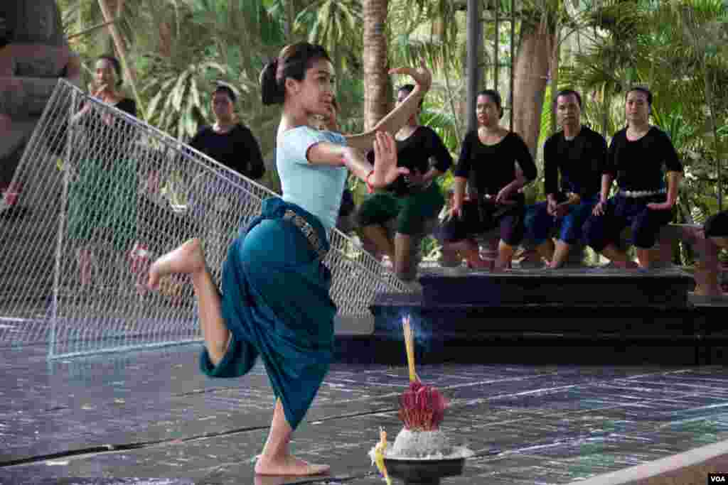 អ្នក​របាំ​ក្នុង​ក្រុម​សិល្បៈ​សុភីលីន​​ហាត់​សម​សម្តែង​រឿង​ &laquo;ព្រះនាង​ផាមីណា​ទេវី&raquo; ដែល​ច្នៃ​ចេញ​ពី​រឿង​ &laquo;ខ្លុយ​វេទមន្ត​&raquo; របស់​លោក​ Mozart នៅ​ឯ​រោង​សិល្បៈ​របស់​ពួកគេ​នៅ​ក្នុង​ក្រុង​តាខ្មៅ​ ខេត្ត​កណ្តាល​ កាល​ពី​ថ្ងៃ​ទី​១២​ ខែ​ឧសភា ឆ្នាំ​២០១៥។ (នូវ​ ពៅ​លក្ខិណា/VOA)