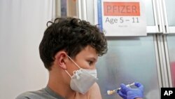 미국 워싱턴주 시애틀 시내 워싱턴대학교 메디컬센터에서 11살 소년이 신종 코로나바이러스 백신을 맞고 있다. (자료사진)