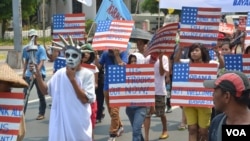 Anti-American military protesters head toward the U.S. embassy in Manila ahead of President Barrack Obama's visit to the Philippines, April 23, 2014. (Simone Orendain/VOA)