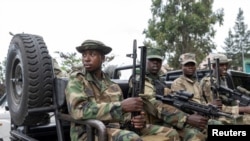 FILE - Ripxe loltoonni M23 rebels loltoota Ruwaandaa as suraa kana irratti hin argamne Gomaa keessatti erga qabamanii booda Ennaa gara daangaa Goomaatti geessan Bitootessa 1, bara 2025