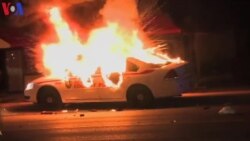 Protestos violentos causam caos em Ferguson, Estados Unidos