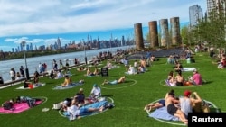 지난 16일 미국 뉴욕 브루클린의 도미노 공원에서 시민들이 사회적 거리를 유지하며 화창한 날씨를 즐기고 있다. 