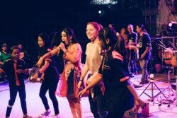 Andrea Decker bergabung bersama para artis dangdut di atas pentas (foto: courtesy).