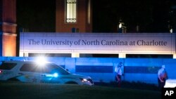 Policija blokira glavni ulaz na kampus Univerziteta Severne Karoline u Šarlotu, 30. aprila 2019.