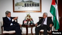 Presiden Palestina Mahmoud Abbas (kanan) menerima kunjungan Menlu AS John Kerry di Ramallah, Tepi Barat hari Minggu (7/4).