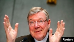 Kardinal George Pell dalam konferensi pers di Vatikan, 9 Juli 2014. (Foto: dok).