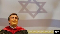 პრეზიდენტი სააკაშვილი ისრაელის ეროვნული დროშის ფონზე