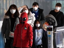 Passengers wearing masks to prevent a new coronavirus arrive at Incheon International Airport in Incheon, South Korea, Jan. 29, 2020.