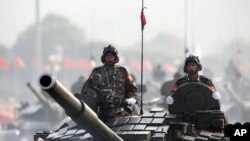 Tank militer Myanmar berparade untuk memperingati Hari Angkatan Bersenjata Myanmar ke-72 di Naypyitaw, 27 Maret 2017.