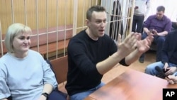 លោក Alexei Navalny មេដឹកនាំ​បក្ស​ប្រឆាំងក្នុង​ប្រទេស​​រុស្ស៊ី ថ្លែងនៅ​ពេល​ប៉ូលិស​​យកលោក​​មក​តុលាការ​កាល​ពី​ថ្ងៃ​ទី​២៧ ខែមីនា។