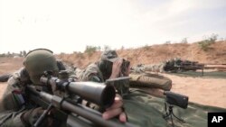 تفنگ تک‌تیرانداز «صیاد ای‌ام-۵۰» ساخت ایران در دست چند شبه‌نظامی حماس.