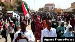 Des manifestants soudanais participent à un rassemblement pour protester contre le coup d'État militaire de l'année dernière, dans la capitale Khartoum, le 30 janvier 2022.