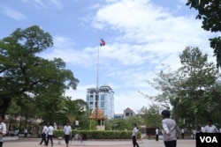 ពាក្យ​ស្លោក​រំឭក​ការ​ចងចាំអំពី​សម័យ​ខ្មែរក្រហម នៅ​ក្នុង​វិទ្យាល័យ​ទួលទំពូង ក្នុង​ទីក្រុង​ភ្នំពេញ​នៅ​ថ្ងៃទី ១៧ ខែកក្កដា ឆ្នាំ២០១៥។ (ស៊ូ ពិសែន/VOA Khmer)