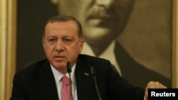 Presiden Turki Recep Tayyip Erdogan memberikan keterangan kepada pers di bandara internasional Ataturk di Istanbul, Turki, 8 September 2017. (Foto: dok).