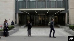 Une vue extérieure montre l'entrée principale de l'hôpital St Bartholomew, à Londres, l'un des hôpitaux dont les systèmes informatiques ont été affectés par une cyberattaque, le 12 mai 2017.