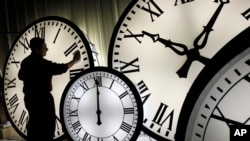 Čišćenje Vegman satova u fabrici u Midfildu, Masačusets, 30. oktobar, 2008. (Foto: AP/Elise Amendola)