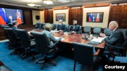 ប្រធានាធិបតី​អាមេរិក​លោក Joe Biden ជួប​ប្រជុំ​តាម​អនឡាញ​ជាមួយ​ប្រធានាធិបតី​រុស្ស៊ី​លោក Vladimir Putin ពិភាក្សា​អំពី​ប្រធានបទ​ជាច្រើន​នៅក្នុង​ទំនាក់ទំនង​រវាង​អាមេរិក និង​រុស្ស៊ី កាលពី​ថ្ងៃទី៧ ខែធ្នូ ឆ្នាំ២០២១។