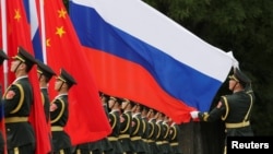 资料照：一名中国军人2018年6月8日在北京人大会堂外为中国国家主席习近平欢迎俄罗斯总统普京而举行的仪式做准备。