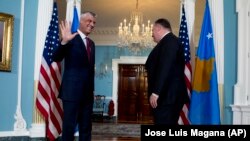 Državni sekretar SAD Majk Pompeo i predsednik Kosova Hašim Tači u Stejt departmentu (Foto: AP/Jose Luis Magana)