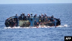 Kapal migran yang tenggelam akibat kelebihan penumpang di lepas pantai Libya (25/5) lalu (foto: dok).