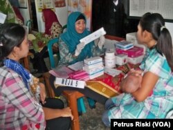 Bidan Desa memberikan penyuluhan kepada Ibu-ibu yang melakukan imunisasi untuk bayi mereka (foto: ilustrasi).