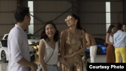 Aktris Constance Wu (tengah) memerankan tokoh Rachel Chu dalam "Crazy Rich Asians" (Dok: Warner Bros.)