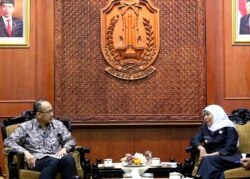 Wakil Duta Besar Indonesia untuk Amerika Serikat, Iwan Freddy Hari Susanto bertemu Gubernur Jawa Timur Khofifah Indar Parawansa di Gedung Negara Grahadi, membahas potensi dan peluang peningkatan kerja sama AS dan Jawa Timur. (Foto: VOA/Petrus Riski)