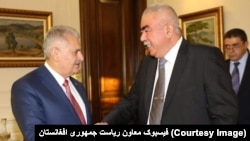 صدر اعظم ترکیه به عبدالرشید دوستم معاون اول ریاست جمهوری افغانستان وعده داده است که ترکیه با تغییر در مدیریت مکتب‌های افغان - ترک به کمک در عرصۀ آموزش و پرورش در افغانستان ادامه می‌دهد.