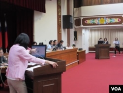 台湾立法院教育及文化委员会11月19号质询的情形 (美国之音张永泰拍摄)