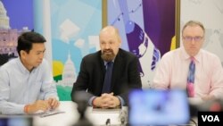 រូបឯកសារ៖​ លោក​ ប៉ូ​ អេង ទីប្រឹក្សា EducationUSA ក្នុង​ស្ថានទូត​សហរដ្ឋ​អាមេរិក​ លោក Arend Zwartjes មន្រ្តី​ទំនាក់ទំនង​កិច្ច​ការ​សាធារណៈ​នៃ​ស្ថានទូត​សហរដ្ឋ​អាមេរិក​និង​លោក Christopher Degnan មន្រ្តី​គ្រប់គ្រង​គម្រោង​ក្នុង​តំបន់​អាស៊ី​អាគ្នេយ៍​នៃ​ក្រសួង​ការបរទេស​អាមេរិក​ថ្លែង​ទៅកាន់​អ្នកសារព័ត៌មាន​ អំឡុង​ការ​សម្ពោធ​មជ្ឈមណ្ឌល​អាមេរិកាំង​ដែល​ស្ថិត​នៅ​ក្នុង​ស្ថានទូត​សហរដ្ឋ​អាមេរិក​ក្នុងរាជធានី​ភ្នំពេញ​ ​ប្រទេស​កម្ពុជា។ (ទុំ ម្លិះ/VOA)