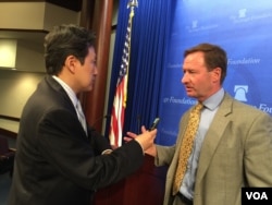 克林纳（右）接受美国之音的采访 (美国之音莉雅拍摄)