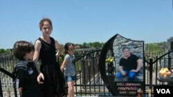 აკო და ქეთი ოთხოზორიები მამის საფლავზე