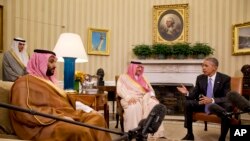 President Barack Obama meets with Saudi Arabia's Crown Prince Mohammed bin Nayef, center, and Deputy Crown Prince Mohammed bin Salman, left, in the Oval Office of the White House in Washington, May 13, 2015.