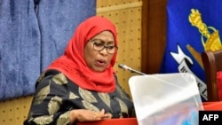 La présidente tanzanienne Samia Suluhu Hassan s'adresse à l'Assemblée nationale au Parlement à Dodoma, en Tanzanie, le 22 avril 2021. 