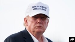 도널드 트럼프 미국 대통령이 29일 뉴저지 주 베드민스터에서 주말 휴가를 보낸 뒤 워싱턴으로 돌아오기 위해 모리스타운 공항에서 전용기에 탑승하고 있다.