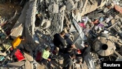 4일 가자지구 남부 이스라엘군 공습 현장을 팔레스타인인들이 수습하고 있다. 