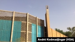 Siège de l'église catholique paroisse Emmanuel de N'Djamena, au Tchad, le 23 avril 2018. (VOA/André Kodmadjingar)