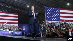 川普总统星期六在密西根州的一场集会上 （2018年4月28日）