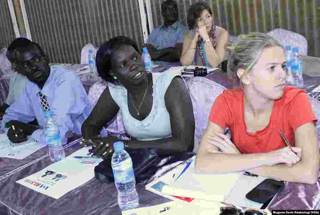Members of the public at the Voice of America town hall meeting in Juba on March 28, 2013, lean forward to look and listen as a question is asked of the panelists.
