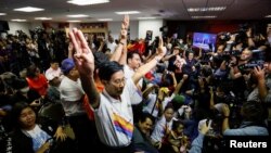 Para pendukung Partai "Future Forward" meluapkan kegembiraan mereka di markas besar partai tersebut di Bangkok, Thailand, setelah Mahkamah Konstitusi Thailand menyatakan tokoh-tokoh pentingmereka tidak bersalah menentang monarki, 21 Januari 2020.