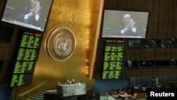 Dalam foto tertanggal 2/4/2013 ini para delegasi PBB menyambut disahkannya traktat PBB mengenai perdagangan senjata konvensional di markas PBB New York. 