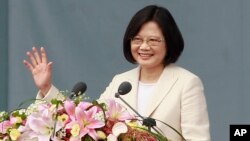 លោក​ស្រី​ប្រធានាធិបតី Tsai Ing-wen របស់​តៃវ៉ាន់​បក់​ដៃ​ទៅ​កាន់​មនុស្ស​ម្នា​នៅ​ពេល​លោកស្រី​ថ្លែង​សុន្ទរកថា​ទទួល​តំណែង​ក្នុង​ពិធី​ទទួល​តំណែង​នៅ​ក្នុង​ក្រុង​តៃប៉ិ កាលពី​ថ្ងៃទី២០​ ខែ​ឧសភា ឆ្នាំ២០១៦។