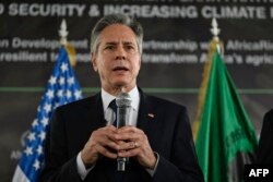 Menteri Luar Negeri AS Antony Blinken menyampaikan sambutan setelah pertemuannya dengan Presiden Grup Bank Pembangunan Afrika Akinwumi Adesina (tidak terlihat) di Kantor Pusat AfricaRice di Abidjan pada 23 Januari 2024. (Foto: AFP)