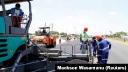 Travaux de constructions d'une route près de Luzaka, la capitale zambienne en novembre 2013. (PHOTO REUTERS/Mackson Wasamunu)a road paving