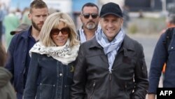 Emanuel Makron, predsednik Francuske, sa suprugom Brižit, stiže na skup na severu zemlje (Foto: Ludovic MARIN/AFP)